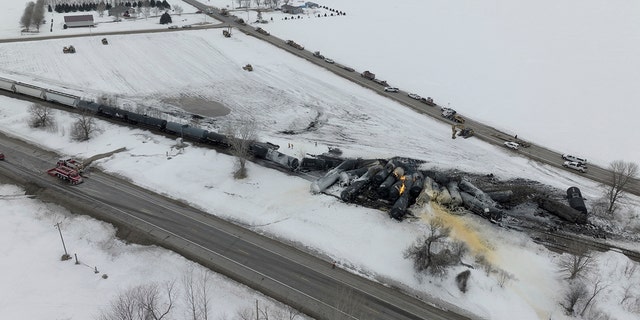 Ein BNSF-Zug mit Ethanol und Maissirup entgleiste und fing am Donnerstag, den 30. März 2023, in Raymond, Minnesota, Feuer. 