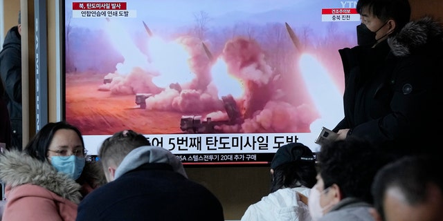 Ein Fernsehbildschirm zeigt ein Dateibild des nordkoreanischen Raketenstarts während einer Nachrichtensendung am Bahnhof Seoul in Südkorea.
