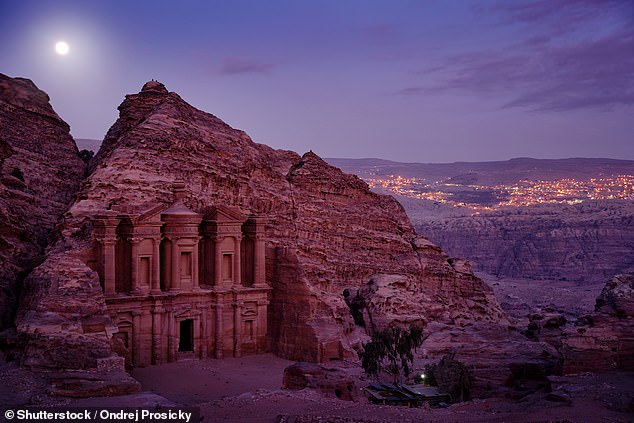 In Petra wandert Sadie zum abgebildeten Kloster, einem Ort der Anbetung oder Grabstätte, der um das erste Jahrhundert herum erbaut wurde