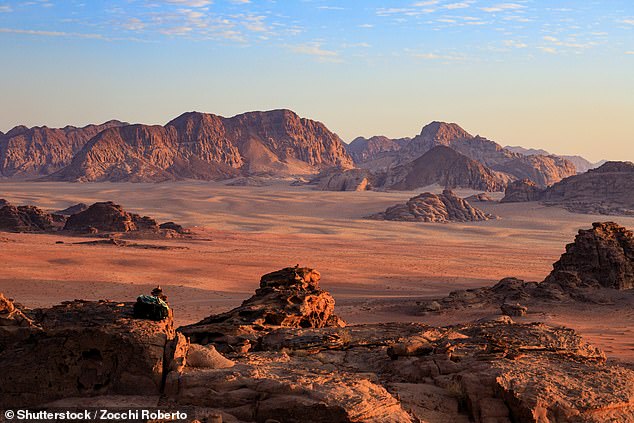 „Diese rostfarbene Wüste mit dem Spitznamen Tal des Mondes fühlt sich wirklich wie aus einer anderen Welt an“, sagt Sadie über Wadi Rum (im Bild).