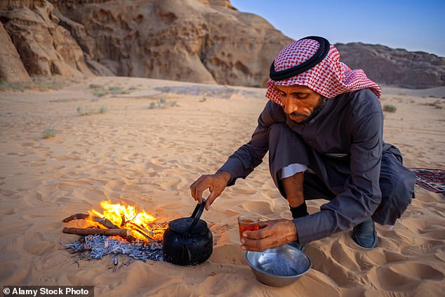 Oben kocht ein Beduine im Wadi Rum Tee.  Lawrence von Arabien beschrieb die Wüste einmal als „weit, widerhallend und gottähnlich“ (Aktenfoto)