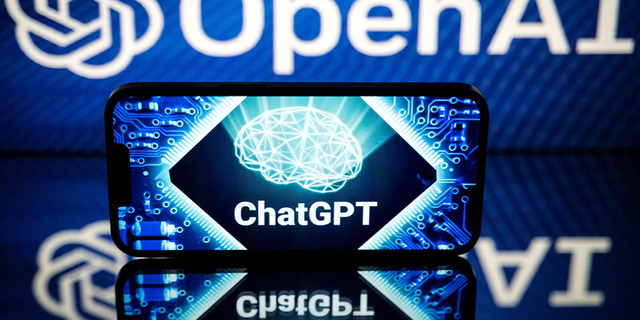 Dieses am 23. Januar 2023 aufgenommene Bild zeigt Bildschirme mit den Logos von OpenAI und ChatGPT.  - ChatGPT ist eine von OpenAI entwickelte dialogorientierte Softwareanwendung für künstliche Intelligenz. 