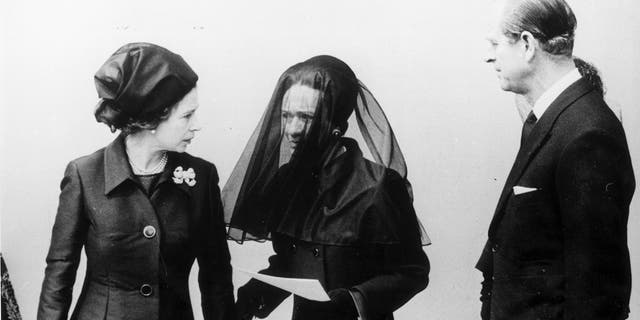Königin Elizabeth II. (links) und ihr Ehemann Prinz Philip (rechts) im Gespräch mit der Herzogin von Windsor (Mitte) nach der Beerdigung des Herzogs von Windsor. 
