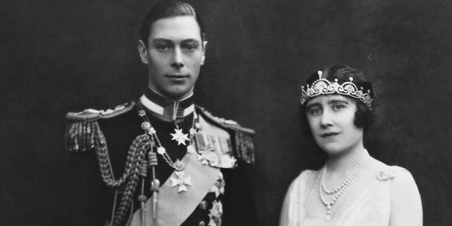 Ein Porträt des Herzogs und der Herzogin von York aus dem Jahr 1928, die nach der Abdankung seines Bruders Edward VIII. im Jahr 1936 König George VI. und Königin Elizabeth werden sollten.  Die Matriarchin wurde als Königinmutter bekannt.