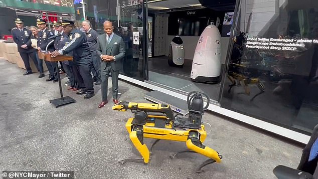 Die Ankündigung vom Dienstag fand auf dem Times Square statt, wo drei Roboter debütierten – einer wurde von der vorherigen Regierung eingestellt, nachdem er als „rassistisch“ bezeichnet wurde.