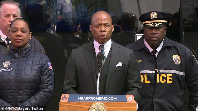 Bürgermeister Eric Adams (Mitte) führte seine Kampagne mit dem Versprechen, die Kriminalität in New York City einzudämmen.  Polizeikommissar Keechant Sewell (links) schloss sich ihm bei der Enthüllung der Roboter an