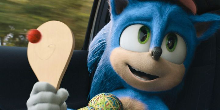 Sonic spielt mit einem Paddel im Auto in Sonic the Hedgehog.