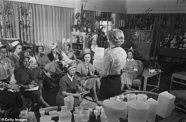 Tupperware-Produkte wurden traditionell ausschließlich auf „Tupperware-Partys“ verkauft, die in den 1950er Jahren populär wurden.  Die erste australische Party fand 1961 statt