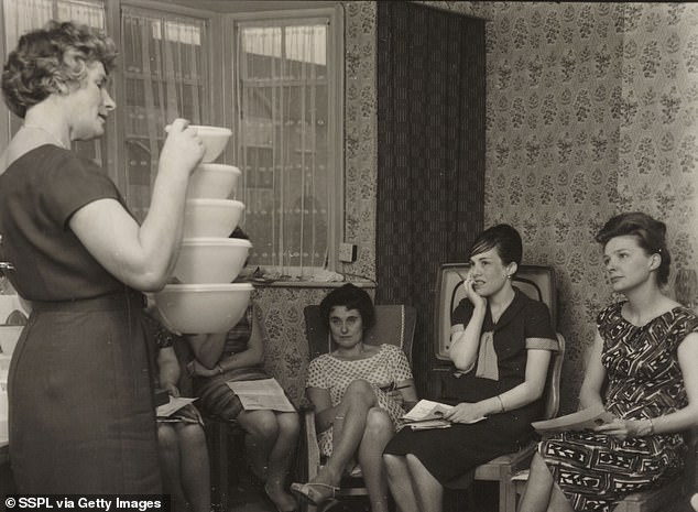 Eine Tupperware-Party wird 1963 im Vereinigten Königreich gesehen, als die Lebensmittelkisten im Ausland immer beliebter wurden