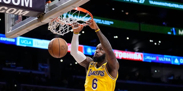 Los Angeles Lakers-Stürmer LeBron James (6) Dunks über Minnesota Timberwolves Guard Mike Conley, links, während der ersten Hälfte eines NBA-Basketball-Play-in-Turnierspiels am Dienstag, 11. April 2023, in Los Angeles.