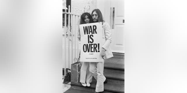 John Lennon und Yoko Ono heirateten 1969. Ihre Ehe hatte eine schwierige Phase durchgemacht, als May Pang anfing, für das Paar zu arbeiten.