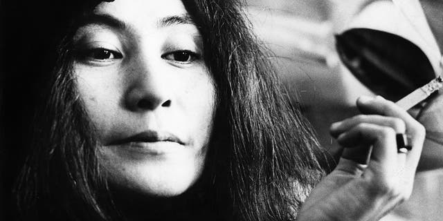 Laut May Pang ging John Lennon zu Yoko Ono zurück, nachdem die Künstlerin ihm gesagt hatte, sie könne ihm beim Rauchen helfen.