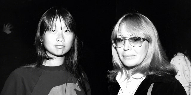 May Pang, links, entwickelte eine lebenslange Freundschaft mit John Lennons Ex-Frau Cynthia Lennon, rechts.  Es dauerte bis zu Cynthias Tod im Jahr 2015 im Alter von 75 Jahren.