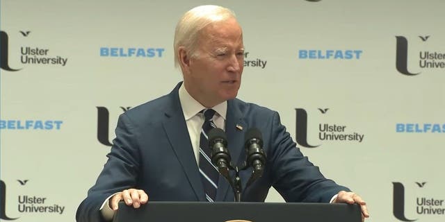 Präsident Joe Biden spricht am 12. April 2023 vor einer Menschenmenge an der Ulster University in Nordirland.