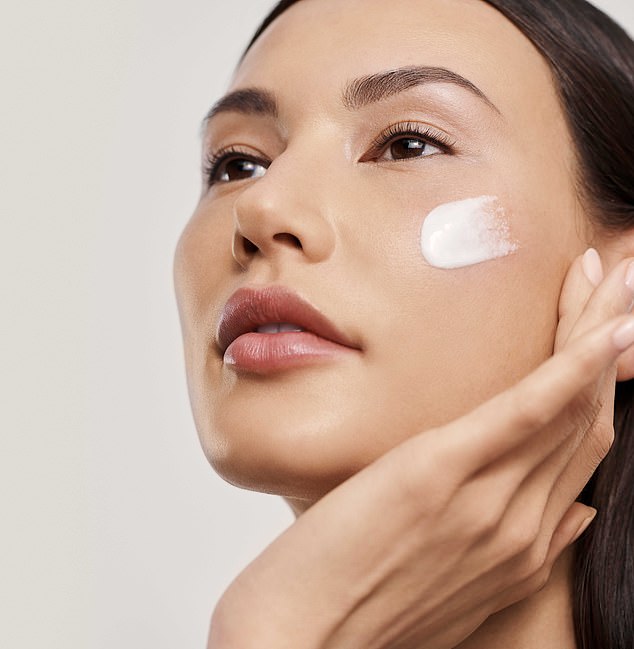 Die Verwendung von The Rich Cream als Teil Ihrer täglichen Hautpflege könnte den Unterschied ausmachen, indem sie die Textur verbessert, sichtbare Zeichen der Hautalterung reduziert und die Hydratation fördert.