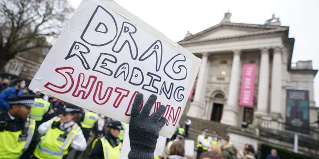 Demonstranten vor der Tate Britain in London, die im Februar eine Drag-Queen-Veranstaltung für Kinder veranstaltete.