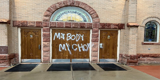 Vandalismus an der Sacred Heart of Mary Church in Boulder, Colorado, im vergangenen Mai.