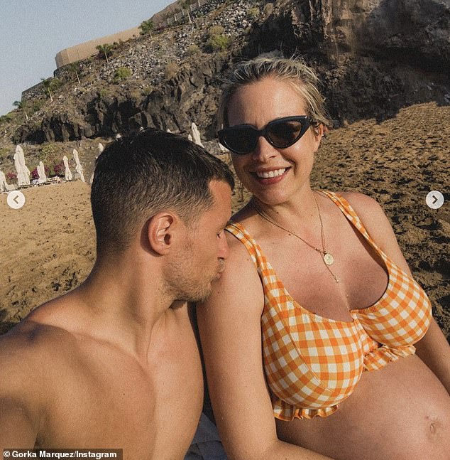 Urlaub: Der Strictly Come Dancing-Profi, 32, war am Dienstag auf Instagram gegangen, um Schnappschüsse mit seiner schwangeren Verlobten Gemma Atkinson und ihrer Tochter zu teilen