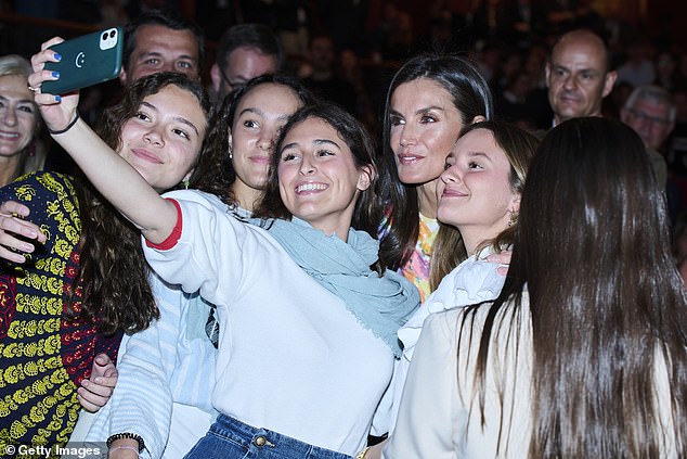Königin Letitia posierte in Selfies für junge königliche Fans, die ihre Aufregung bei ihrer Ankunft nicht verbergen konnten