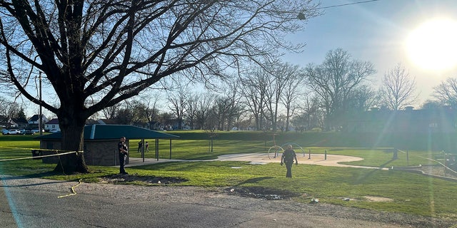 Beamte bewachen den Schauplatz einer Schießerei, die am Mittwoch, dem 12. April 2023, während einer Gedenkfeier im McCormick Park in Fort Wayne ausbrach.