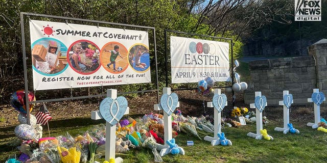Gedenkstätten für die sechs Opfer, die bei einer Massenerschießung getötet wurden, werden am Dienstag, den 28. März 2023, vor der Covenant School in Nashville, Tennessee, aufgestellt. Drei Erwachsene und drei Kinder wurden in der Schule getötet.
