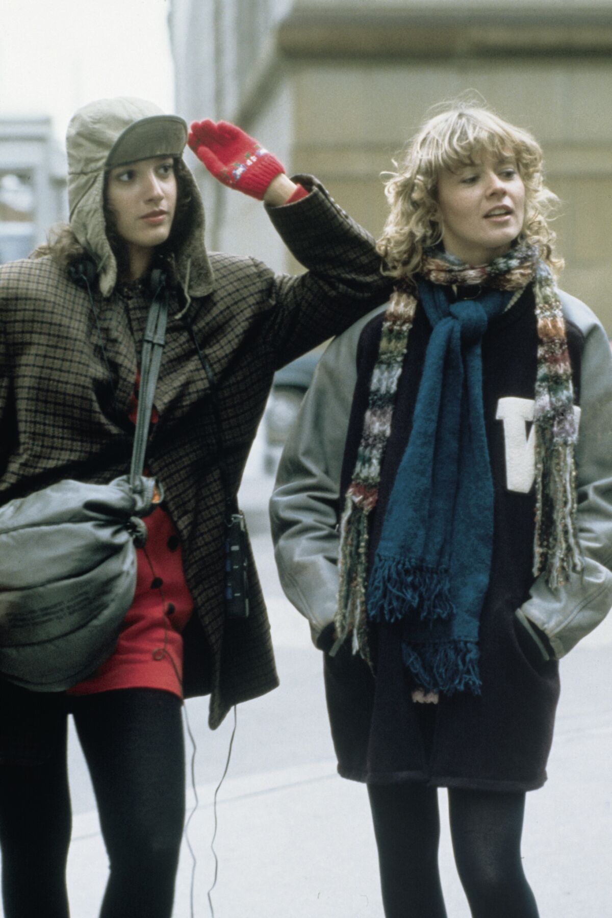 Zwei Frauen in Winterkleidung gehen auf einer Straße