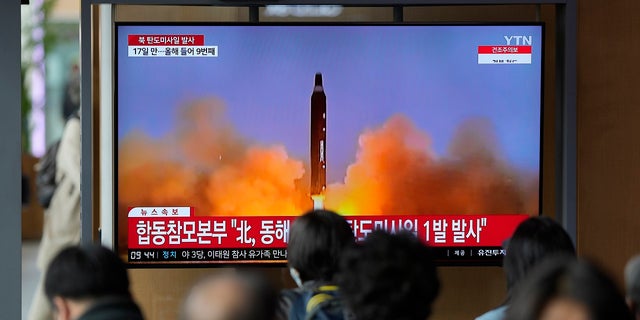 Ein Fernsehbildschirm berichtet über den Raketenstart Nordkoreas am Donnerstag, den 13. April 2023, mit Dateimaterial während einer Nachrichtensendung, die im Bahnhof Seoul in Seoul, Südkorea, gezeigt wird.