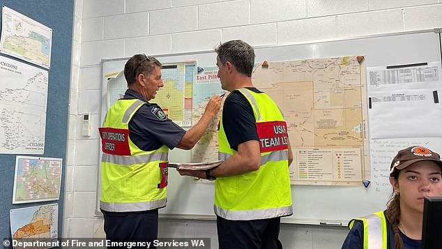Mitglieder des Department of Fire and Emergency Services beziehen sich auf eine Karte von WA
