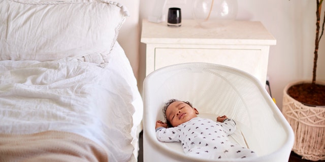 Anstelle des gemeinsamen Schlafens empfiehlt die American Academy of Pediatrics das Teilen eines Zimmers, d. h. wenn das Kinderbett, die Wiege oder der Spielplatz des Babys mit den Eltern oder der Bezugsperson im Zimmer bleiben.