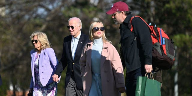 US-Präsident Joe Biden, First Lady Jill Biden, Hunter Biden und seine Frau Melissa Cohen gehen zur Autokolonne, nachdem sie am 9. April 2023 mit Marine One in Fort McNair in Washington, DC, angekommen sind.
