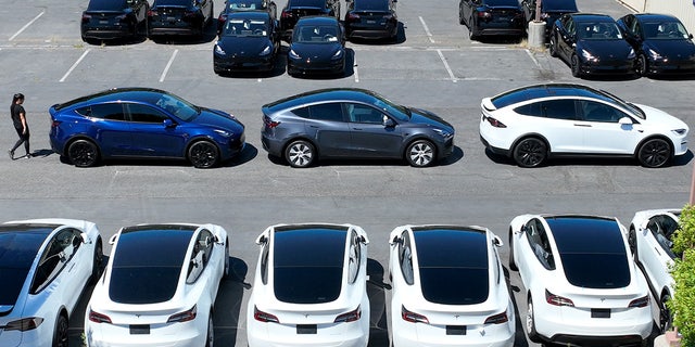 Mehrere prominente Autohersteller, darunter Tesla, verschrotten AM-Radio in Elektrofahrzeugen aufgrund angeblicher Signalstörungen aufgrund ihrer Motoren.