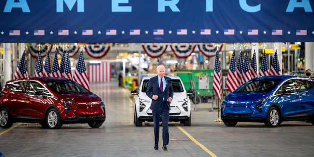 Präsident Biden hat sich stark dafür eingesetzt, Elektrofahrzeuge als Teil der grünen Agenda seiner Regierung zu fördern, aber eine kürzlich durchgeführte Umfrage ergab, dass nur 19 % der Amerikaner wahrscheinlich eines als nächstes Auto kaufen werden, während 47 % sagten, dass sie dies wahrscheinlich nicht tun würden. 