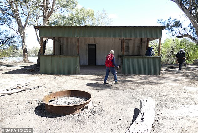 Sarah besucht Woolenook Bend (im Bild), einen Campingplatz, der während des Zweiten Weltkriegs von japanischen Perlentauchern besetzt war, die beerdigt und bezahlt wurden, um Holz für die Pumpstationen und Flussdampfer zu fällen