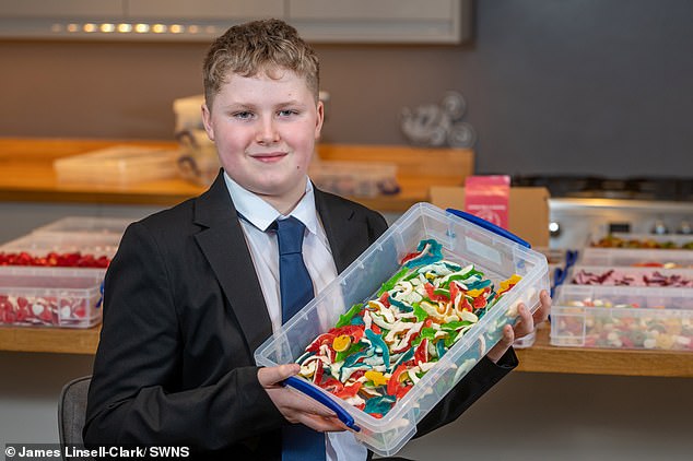 Vor Februar dieses Jahres verdiente er mindestens 1.000 £ mit seiner Auswahl an Süßigkeiten zum Selbermachen, sweets4mysweet.com, die keine Spuren von Nüssen oder anderen Allergenen enthält