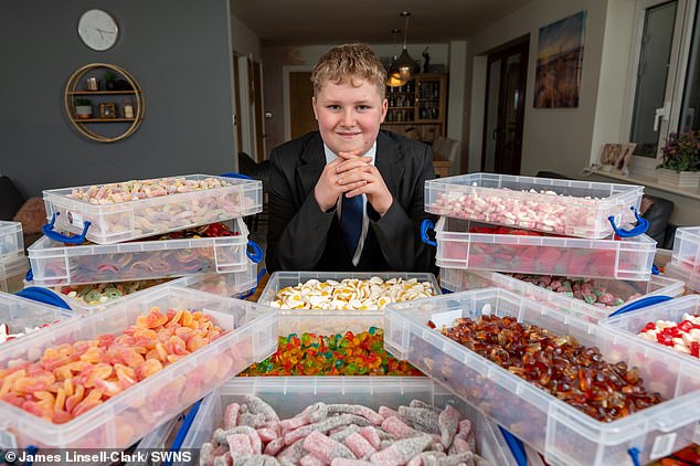 Luke Scotney, 11, (im Bild) aus Peterborough, machte aus seinem Interesse an Süßigkeiten ein richtiges Geschäft