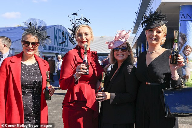 Diese glamouröse Gruppe von Frauen hielt an einem rot-schwarzen Farbthema fest, als sie ihren Tag genossen