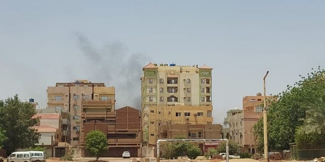Rauch steigt auf, nachdem am 15. April 2023 in der sudanesischen Hauptstadt Zusammenstöße zwischen den sudanesischen Streitkräften und den paramilitärischen Rapid Support Forces (RSF) ausgebrochen sind. 