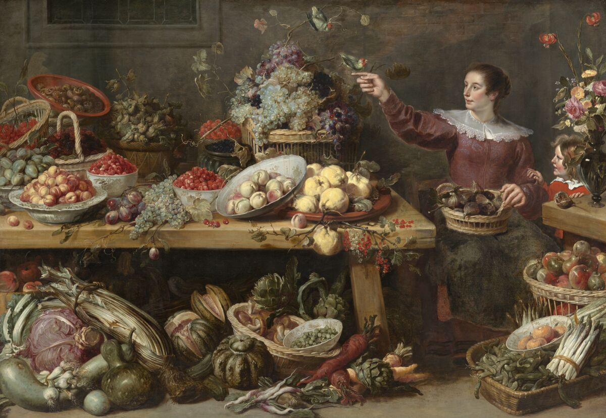 Ein Gemälde einer sitzenden Frau, die ihre Hand neben einem mit verschiedenen Früchten und Gemüse beladenen Tisch ausstreckt 