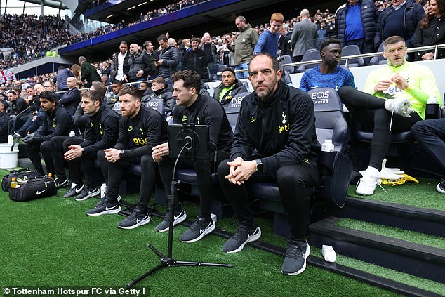 Tottenhams Interims-Cheftrainer Cristian Stellini (rechte vordere Reihe) bestand darauf, dass er kein Problem damit haben würde, Sanchez erneut auszuwählen