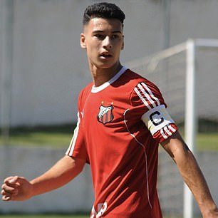 Martinelli als Teenager beim Fußballspielen in Brasilien