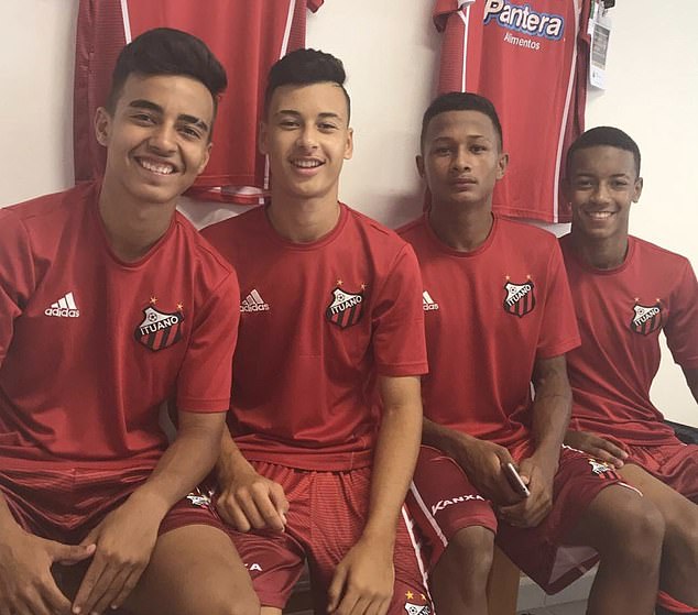 Martinelli (zweiter von links) beeindruckte die Scouts von Arsenal, als er für den brasilianischen Klub Ituano spielte