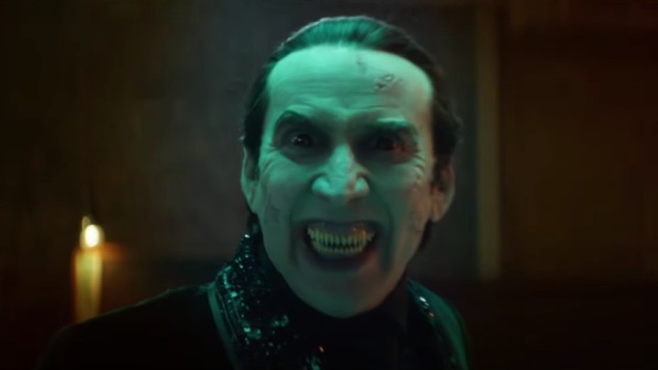 Nicolas Cage lächelt als Dracula in Renfield.