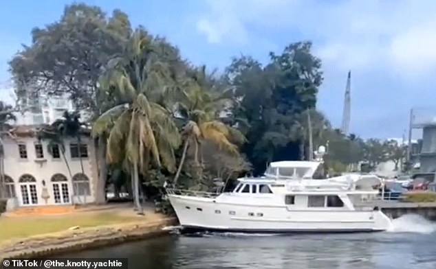 Ein weiteres technisches Problem wurde von TikToker @the.knotty.yachtie in Fort Lauderdale, Miami, erfasst, als eine kleine Motoryacht gegen die grasbewachsene Böschung krachte