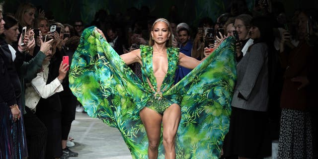 Die Hitmacherin erhielt stehende Ovationen, als sie eine aktualisierte Version des Kleides trug, während sie die Versace-Show während der Mailänder Modewoche 2019 beendete.
