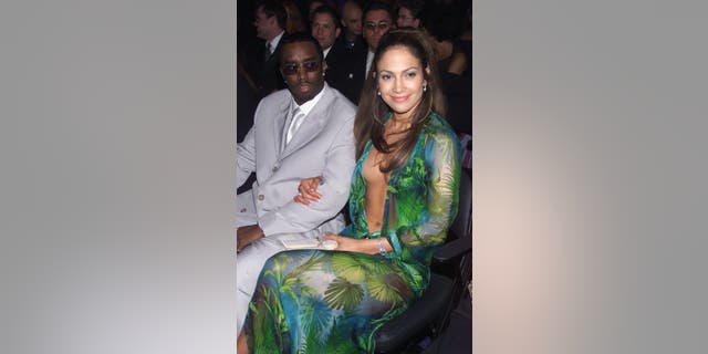 Lopez nahm mit ihrem damaligen Freund Sean an den Grammys teil "Diddy" Kämme