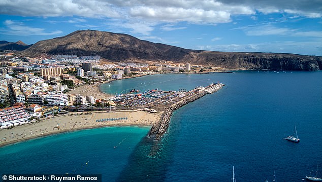 Briten sagen, die betrügerischen Geschäftsinhaber würden das Urlaubsziel Teneriffa „verschmutzen“ (im Bild: Luftbild des Ferienortes Los Cristianos)