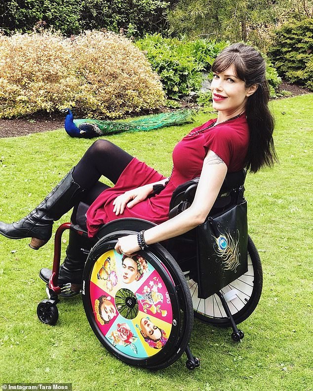 Tara war in den letzten Jahren offen über ihren Kampf mit Schmerzen und dokumentierte auf Instagram ihre Verwendung eines Gehstocks und eines Rollstuhls