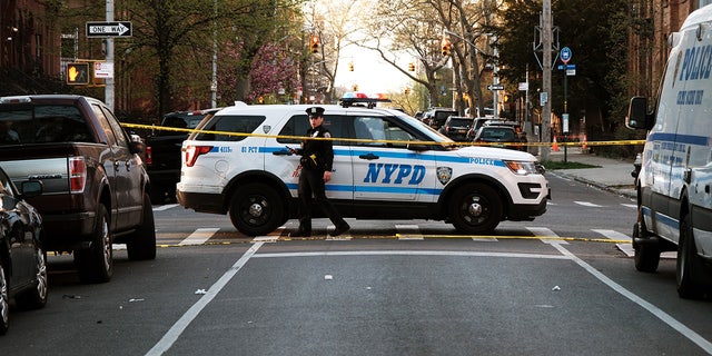 Die New Yorker Polizei versammelt sich am Ort der Erschießung eines 78-jährigen Mannes durch die Polizei am 13. April 2023 im Stadtteil Bedford-Stuyvesant im New Yorker Stadtteil Brooklyn.