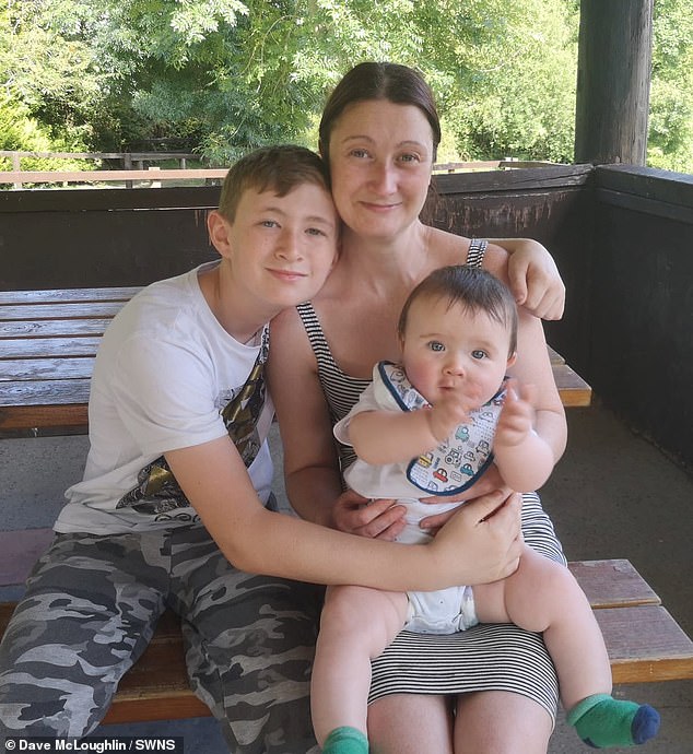 Michelle, abgebildet mit ihren beiden Kindern Cillian, 13, Oisin, 14 Monate alt.  Als ihr Jüngster sieben Monate alt war, wurde bei ihr Brustkrebs diagnostiziert