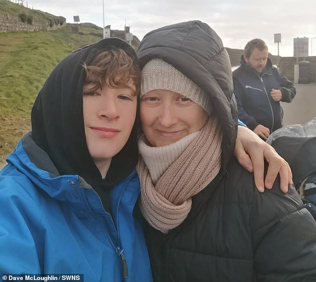 Michelle mit ihrem ältesten Sohn abgebildet.  Dave, ein Vater von zwei Kindern, aus Tipperary, Irland, sagte: "Jeder, der sie traf, verliebte sich in sie.